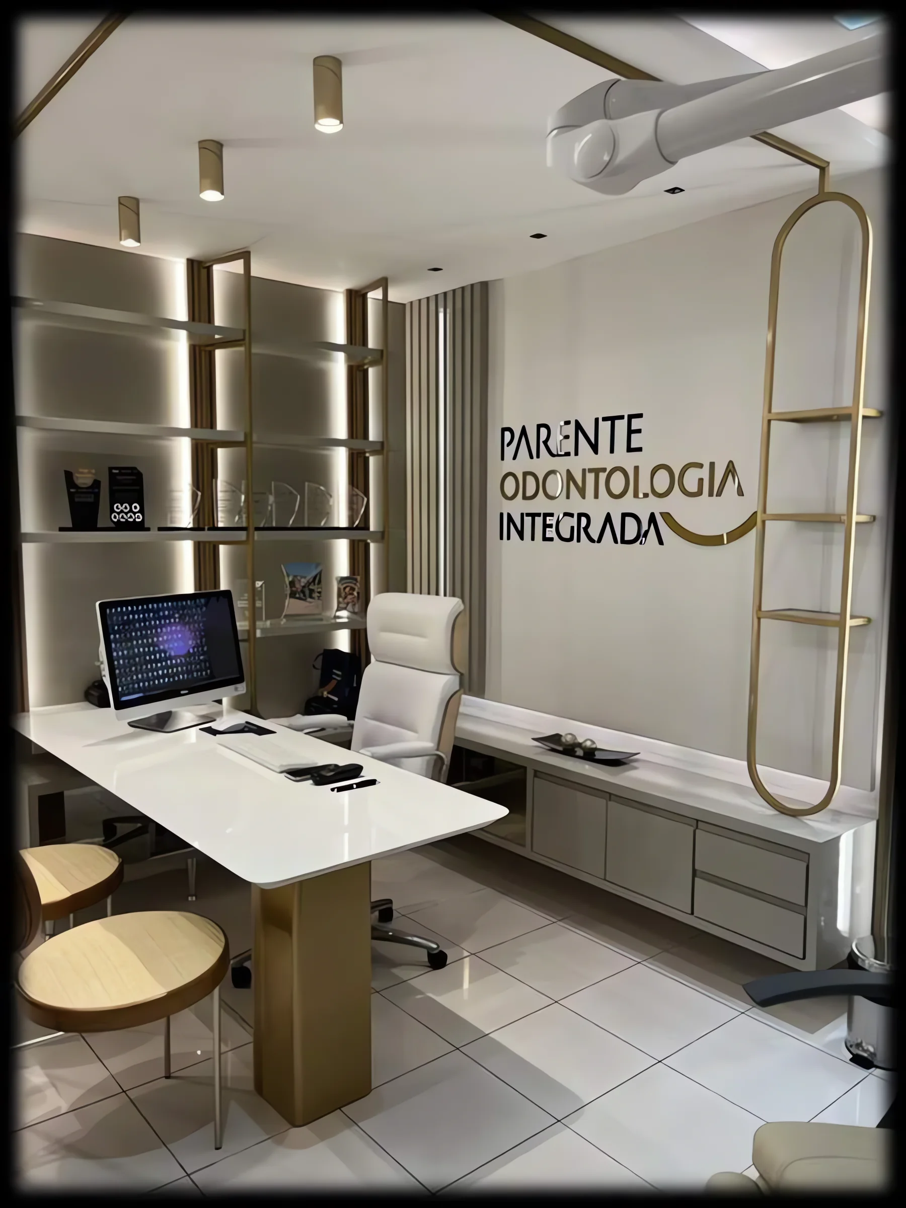 Consultório da Parente Odontologia Integrada, com bancada branca em L, prateleiras iluminadas e letreiro na parede